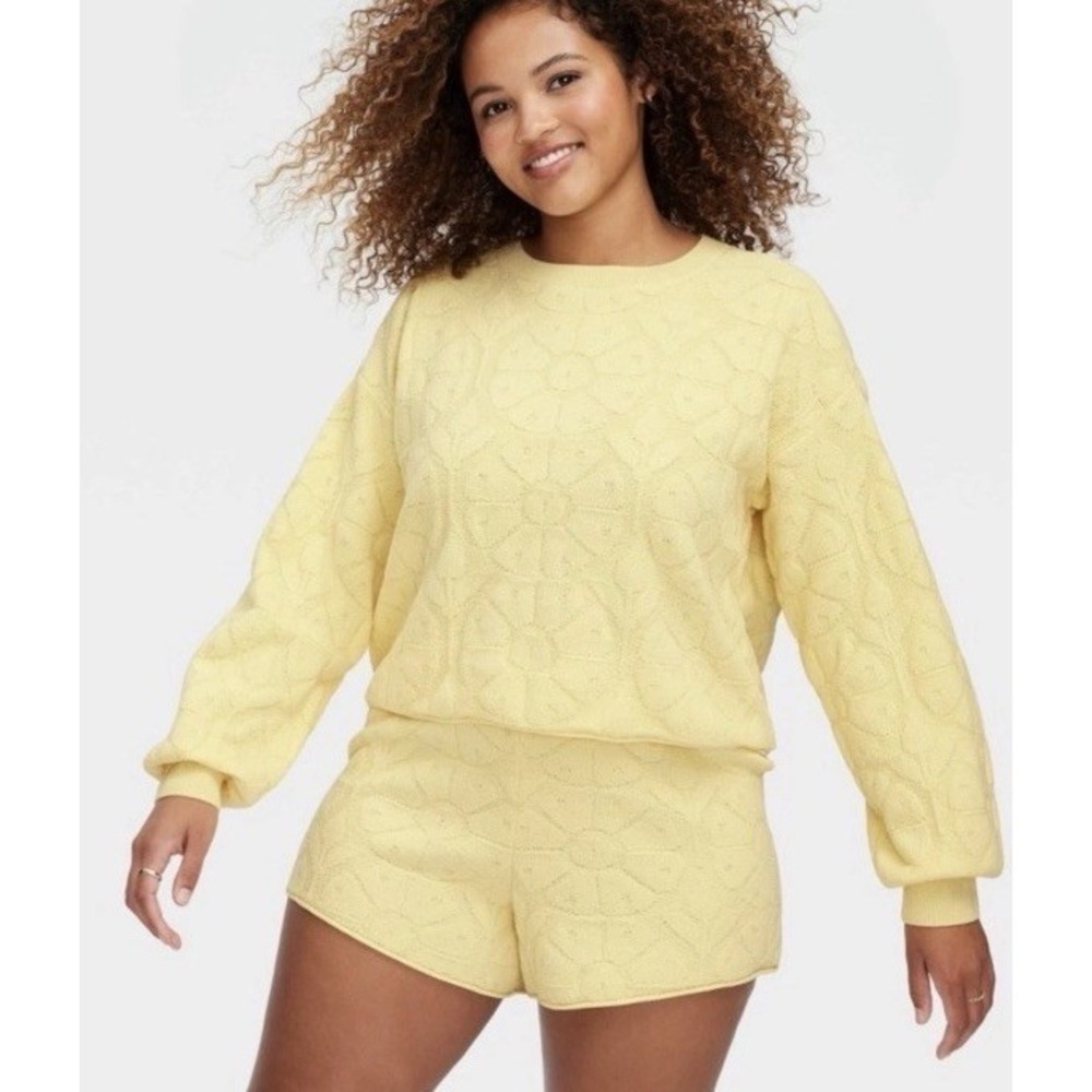 Roller Rabbit Women's Medium Daisy Floral Embossed Terry Crewneck AND Shorts